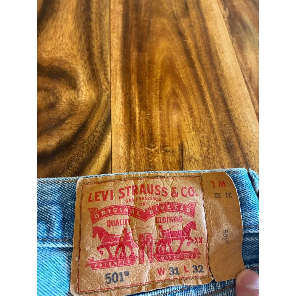 Levis 501 Original Fit Jeans Light Wash Blue Denim Straight Leg 31x32 Mens
